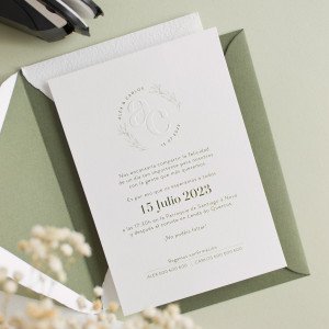 Invitación de boda original, moderna y handmade. Estampa tu mismo vuestro logo con el sello en relieve. 2