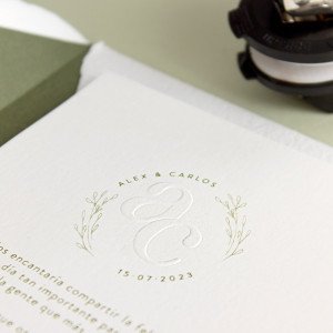 Invitación de boda original, moderna y handmade. Estampa tu mismo vuestro logo con el sello en relieve.
