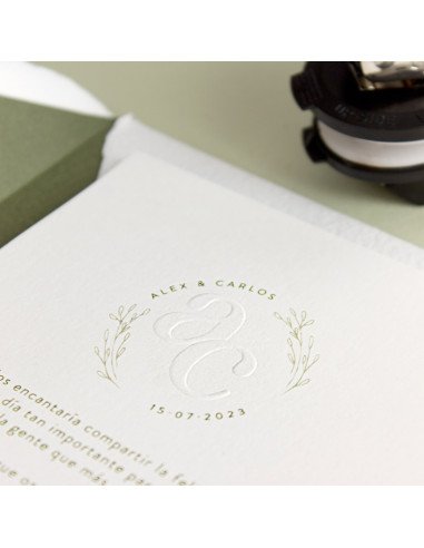 Invitación de boda original, moderna y handmade. Estampa tu mismo vuestro logo con el sello en relieve.