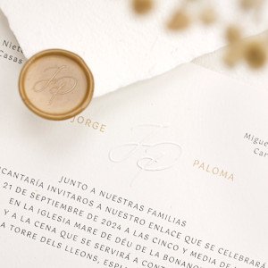 Invitación boda clásica con los nombres de los padres. Sobre artesanal, color de sobre a escoger. 2