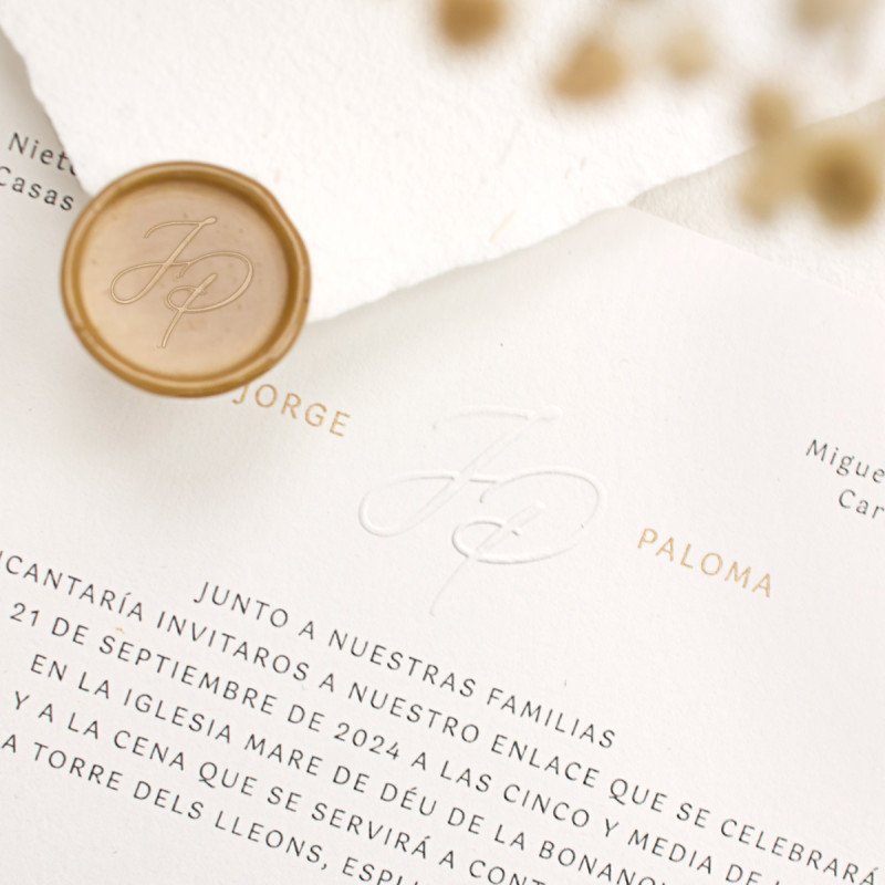 Invitación boda clásica con los nombres de los padres. Sobre artesanal, color de sobre a escoger.