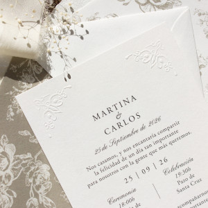 invitación de boda estilo Bridgerton con ornamentos románticos