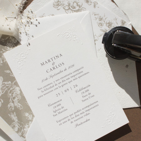 invitación de boda estilo Bridgerton con ornamentos románticos