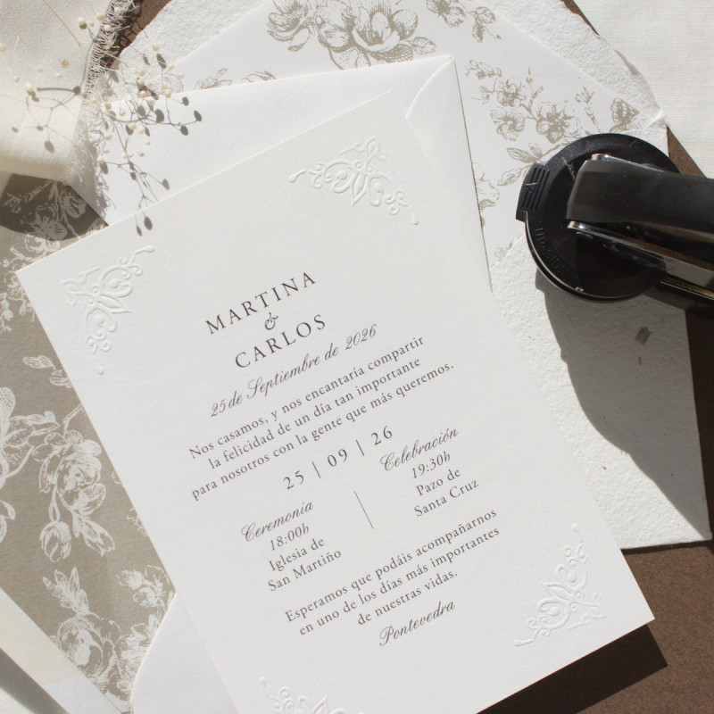 invitación de boda estilo Bridgerton con ornamentos románticos