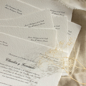 Invitación y sobre en papel artesano, hecho a mano. una calidad premium 2