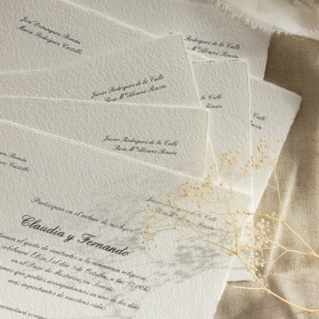 Invitación y sobre en papel artesano, hecho a mano. una calidad premium