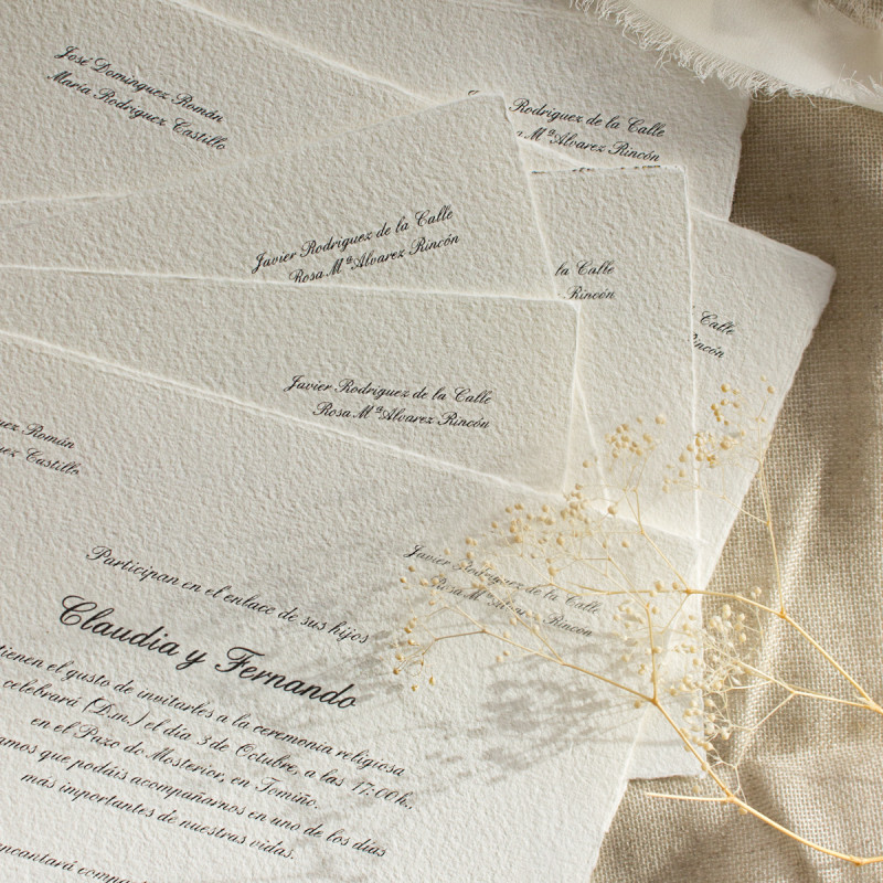 Invitación y sobre en papel artesano, hecho a mano. una calidad premium