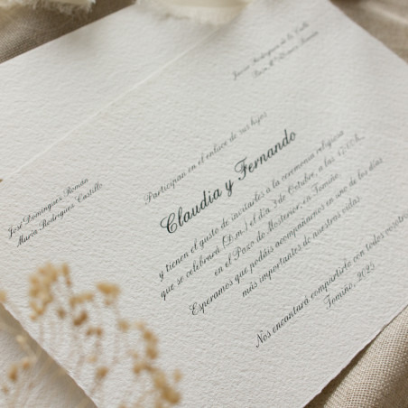 Invitación y sobre en papel artesano, hecho a mano. una calidad premium