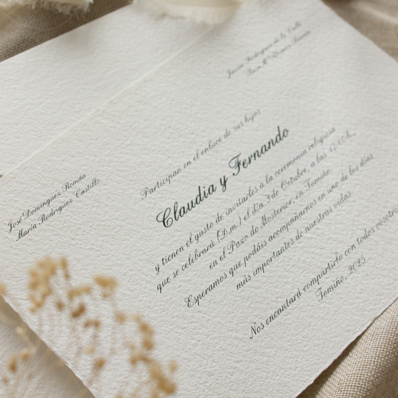 Invitación y sobre en papel artesano, hecho a mano. una calidad premium