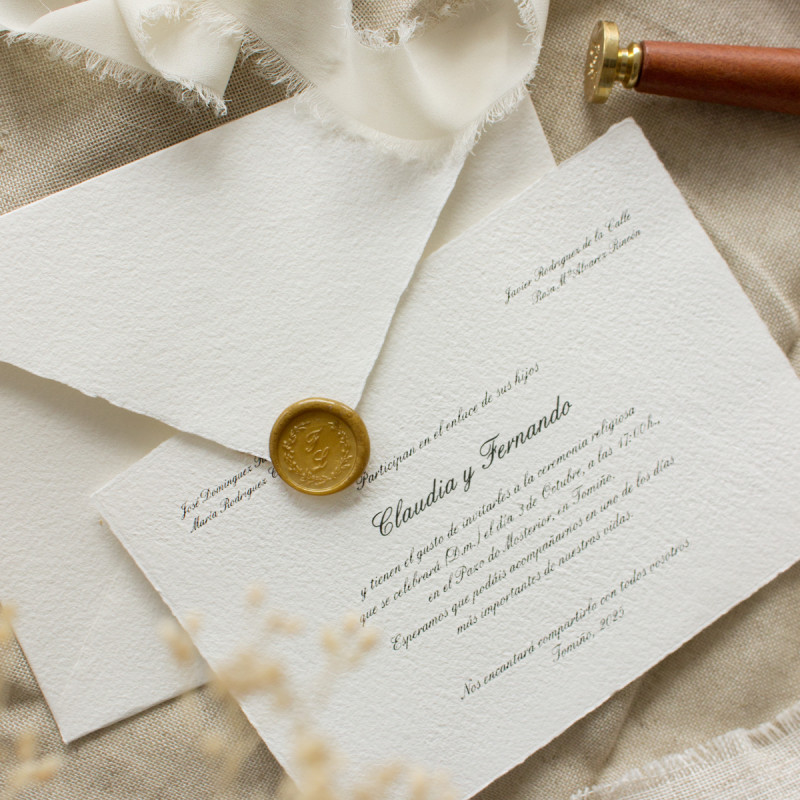 Invitación y sobre en papel artesano, hecho a mano. una calidad premium