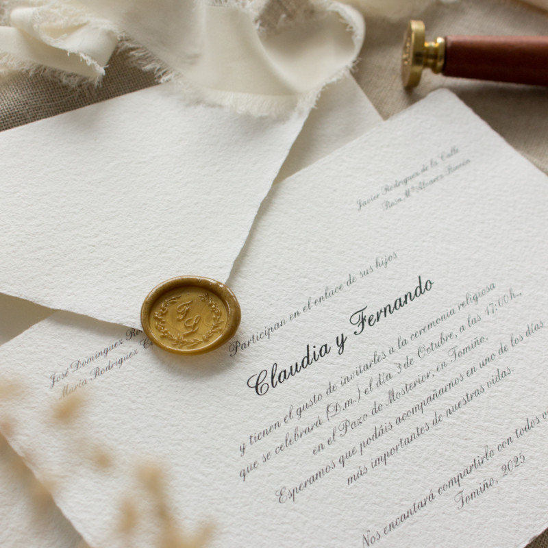 Invitación y sobre en papel artesano, hecho a mano. una calidad premium