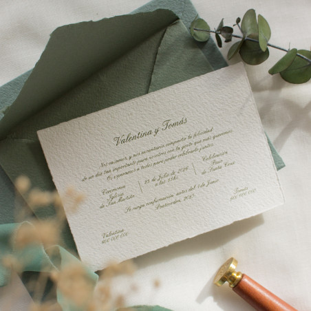 Invitación y sobre en papel artesano, hecho a mano. una calidad premium