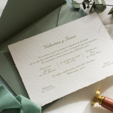 Invitación y sobre en papel artesano, hecho a mano. una calidad premium