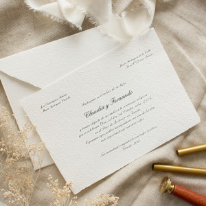 Invitación y sobre en papel artesano, hecho a mano. una calidad premium