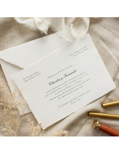 Invitación y sobre en papel artesano, hecho a mano. una calidad premium