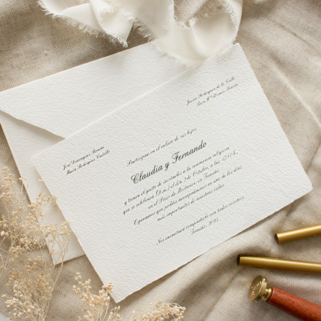 Invitación y sobre en papel artesano, hecho a mano. una calidad premium