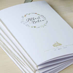 carpeta personalizada para guardar el misal de vuestra boda y que todos los invitados puedan seguir la ceremonia. 2