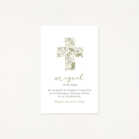 Recordatorio de primera comunión con una cruz floral en tonos verdes y laurel como protagonista