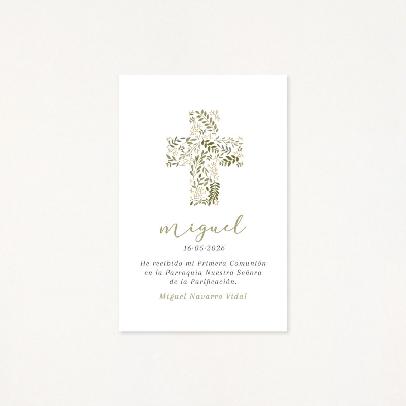 Recordatorio de primera comunión con una cruz floral en tonos verdes y laurel como protagonista