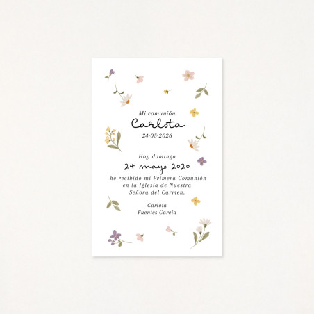 Recordatorio de primera comunión con un estampado de flores muy primaveral