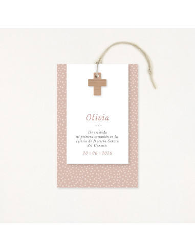 Recordatorio de primera comunión premium, con un estampado de puntitos y una cruz de madera como protagonista