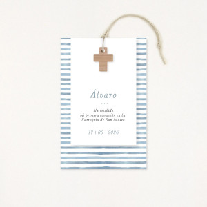 Recordatorio de primera comunión premium, con un estampado de rayas marineras y una cruz de madera como protagonista
