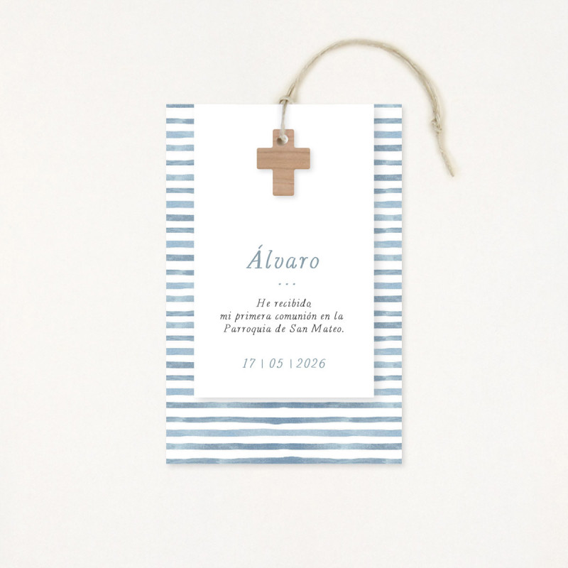 Recordatori de primera comunió premium, amb un estampat de ratlles marineres i una creu de fusta com a protagonista