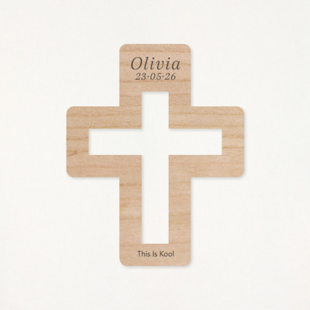 Imán de madera en forma de cruz, grabado con el nombre y la fecha de su primera comunión como recordatorio