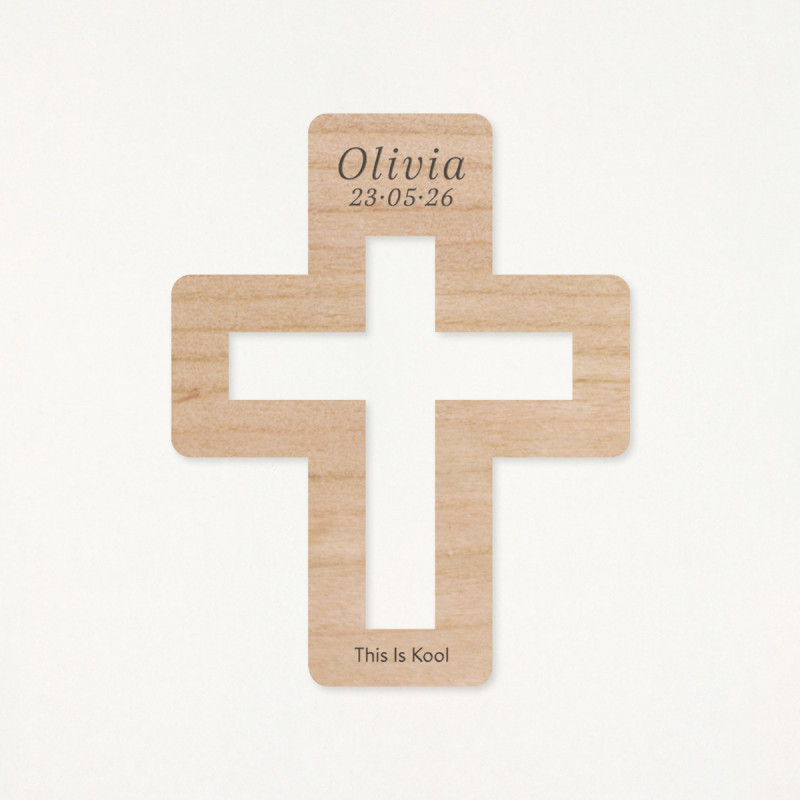 Imán de madera en forma de cruz, grabado con el nombre y la fecha de su primera comunión como recordatorio