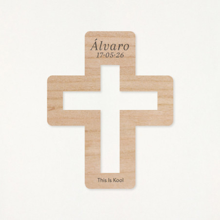 Imán de madera en forma de cruz, grabado con el nombre y la fecha de su primera comunión como recordatorio