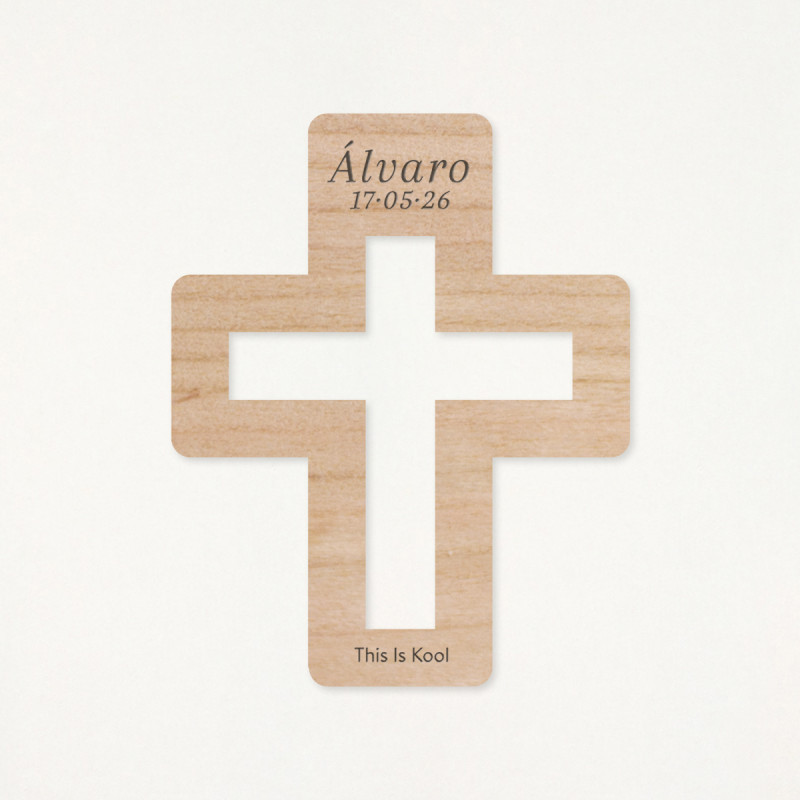 Imán de madera en forma de cruz, grabado con el nombre y la fecha de su primera comunión como recordatorio