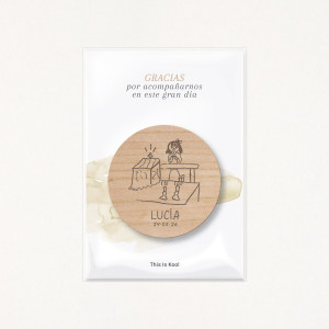 Imán de madera circular, para primera comunión, personalizado con un dibujo hecho por él/ella mism@, de una niña 2