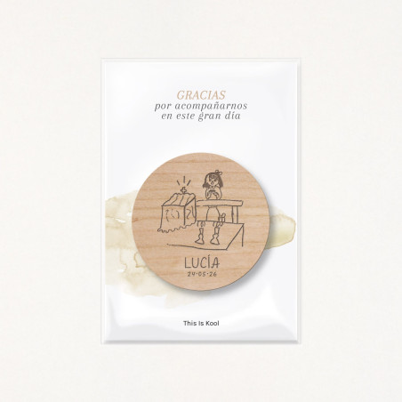 Packaging con bolsa transparente y soporte impreso con el mensaje "Gracias por acompañarnos en este gran día", color beige