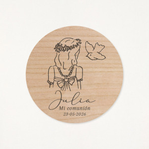 Imán de madera circular grabado con la ilustración de una niña y una paloma como recordatorio de su primera comunión
