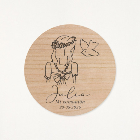 Imán de madera circular grabado con la ilustración de una niña y una paloma como recordatorio de su primera comunión