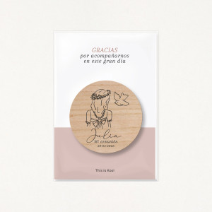 Imán de madera circular grabado con la ilustración de una niña y una paloma como recordatorio de su primera comunión 2