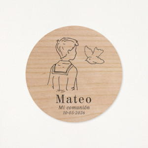 Imán de madera circular grabado con la ilustración de un niño y una paloma como recordatorio de su primera comunión