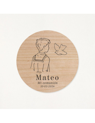 Imán de madera circular grabado con la ilustración de un niño y una paloma como recordatorio de su primera comunión