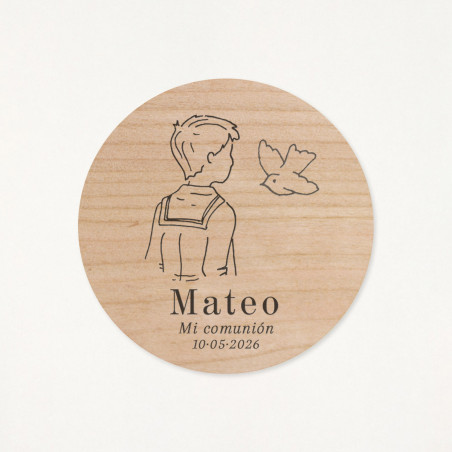 Imán de madera circular grabado con la ilustración de un niño y una paloma como recordatorio de su primera comunión