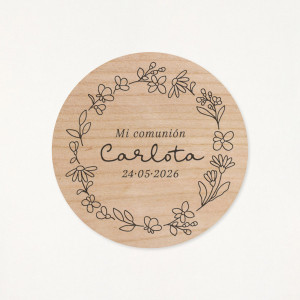 Imán de madera circular grabado con el nombre y la fecha de su primera comunión y una corona floral