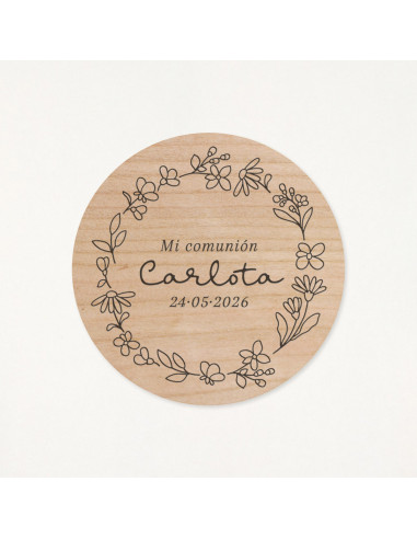 Imán de madera circular grabado con el nombre y la fecha de su primera comunión y una corona floral