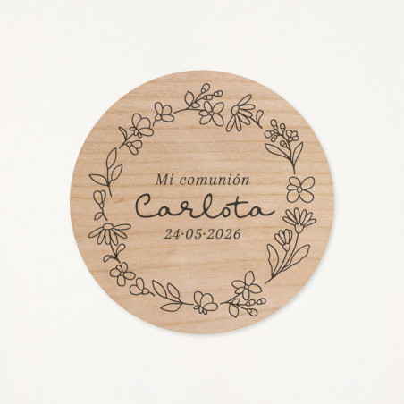 Imán de madera circular grabado con el nombre y la fecha de su primera comunión y una corona floral