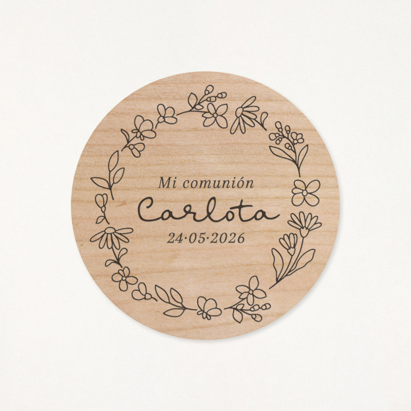Imán de madera circular grabado con el nombre y la fecha de su primera comunión y una corona floral