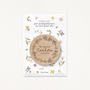 Imán de madera circular grabado con el nombre y la fecha de su primera comunión y una corona floral 2