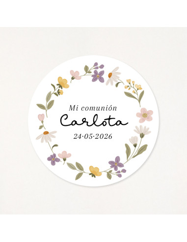 Adhesiu circular de 6cm, amb una corona de flors primaveral, personalitzat amb el seu nom ui la data de la primera comunió