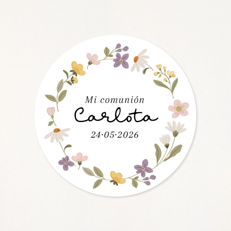 Adhesiu circular de 6cm, amb una corona de flors primaveral, personalitzat amb el seu nom ui la data de la primera comunió