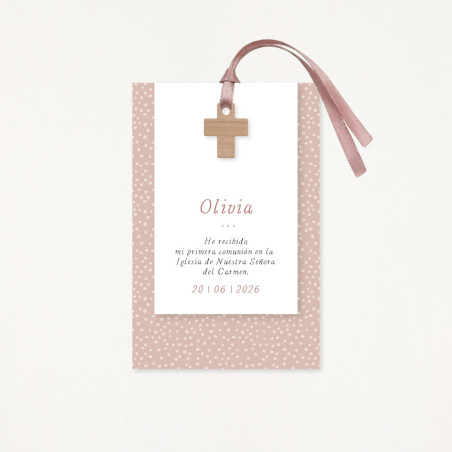 Recordatorio de primera comunión premium, con un estampado de puntitos y una cruz de madera como protagonista