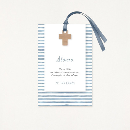 Recordatorio de primera comunión premium, con un estampado de rayas marineras y una cruz de madera como protagonista