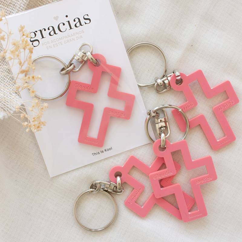 Cruz de metacrilato de color rosa en formato llavero personalizado con el nombre del niño/niña