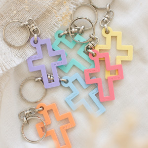 Cruz de metacrilato de colores pastel en formato llavero personalizado con el nombre del niño/niña